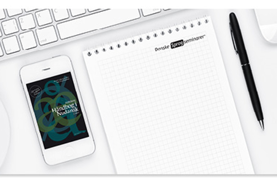 Tastatur, telefon, skriveblok og pen Tastatur, telefon, skriveblok og pen